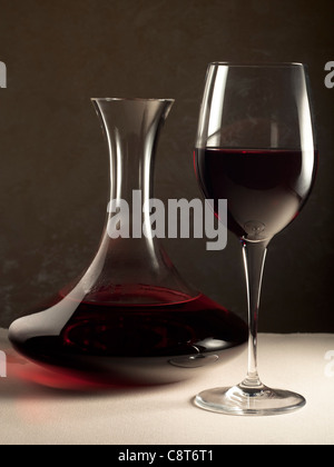 Decanter vino rosso con vetro Foto Stock
