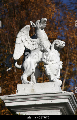 Cholmondeley Castle Gardens. Il XVIII secolo il Grade II* elencati Robert Bakewell gates a Cholmondeley Castle. Foto Stock