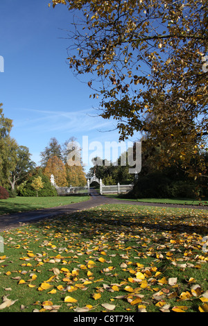 Cholmondeley Castle Gardens. Veduta autunnale del xviii secolo Il Grade II* elencati Robert Bakewell gates a Cholmondeley Castle. Foto Stock