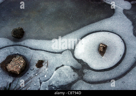 Pietre in un fiume congelato presa da sopra. Foto Stock