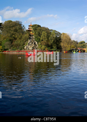 Dh Rivelyn Scarborough North Yorkshire Pedalò sul lago Peasholm e isola pagoda Foto Stock