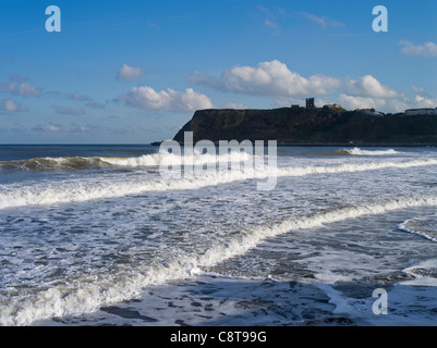 dh North Bay SCARBOROUGH NORTH YORKSHIRE onde di surf che si infrangono Shore e Scarborough Castle Sea headland uk Beach Coast surf Foto Stock