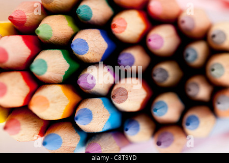 Grande gruppo di Multi matite colorate Foto Stock