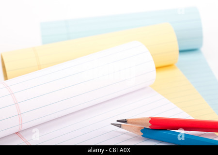 Il rosso e il blu matita su carta Foto Stock