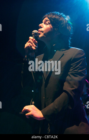 Tim Burgess dell'inglese rock band, i ciarlatani canta ad un concerto a Londra, Shepherd's Bush Empire Foto Stock