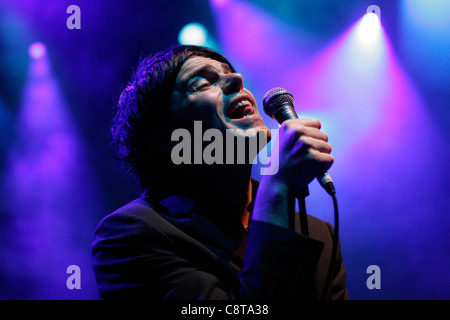 Tim Burgess dell'inglese rock band, i ciarlatani canta ad un concerto a Londra, Shepherd's Bush Empire Foto Stock