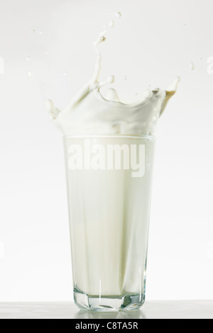 Studio shot del bicchiere di latte con splash Foto Stock