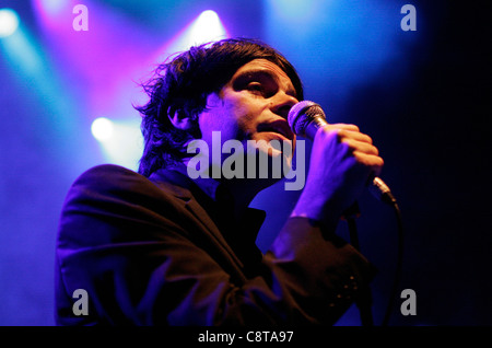 Tim Burgess dell'inglese rock band, i ciarlatani canta ad un concerto a Londra, Shepherd's Bush Empire Foto Stock