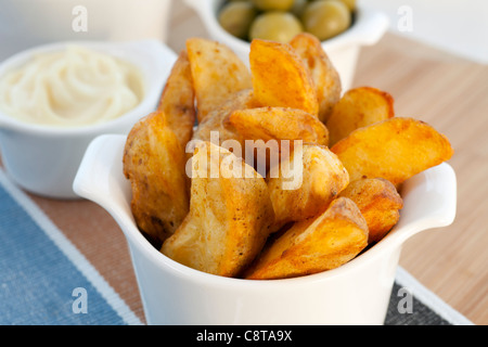 Tapas spagnoli, patatas bianche con aglio maionese salsa di immersione. Foto Stock