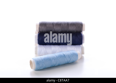 Blu e bianco filettature su sfondo bianco Foto Stock