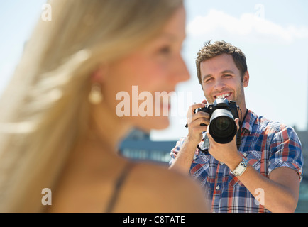 Stati Uniti d'America, New Jersey, Jersey City, fotografo tenendo immagine di donna Foto Stock