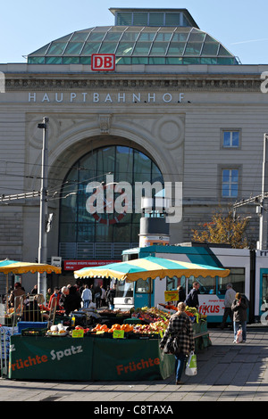 Street mercato di frutta e verdura di fronte la stazione centrale Hauptbahnhof, Mannheim Baden Wurttemberg Germania Foto Stock