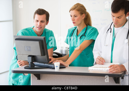 Stati Uniti d'America, New Jersey, Jersey City, un team di medici guardare il computer Foto Stock