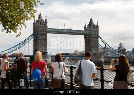 I turisti di scattare una foto del Tower Bridge di Londra Foto Stock