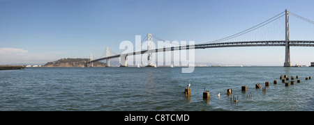 Oakland Bay Bridge oltre la Baia di San Francisco in California Panorama Foto Stock