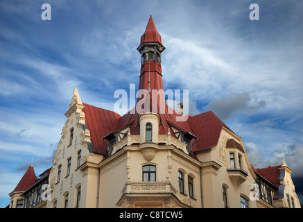 Frammento di stile Art Nouveau (Jugendstil) sulla facciata di una casa in Riga, Lettonia. Foto Stock