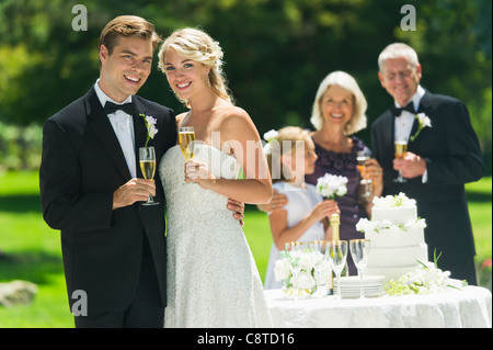 Stati Uniti d'America, nello Stato di New York, Old Westbury, la sposa e lo sposo a ricevimento di nozze, persone in background Foto Stock