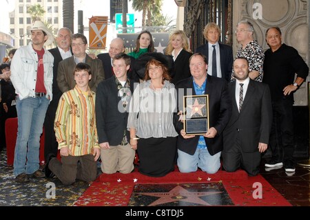 Brad Paisley, John Ratzenberger, Patton Oswalt, Don Rickles, Emily Mortimer, Owen Wilson, Bonnie Hunt, Cheech Marin, John Lasseter, Nancy Lasseter alla cerimonia di induzione per la stella sulla Hollywood Walk of Fame Cerimonia per John Lasseter, Hollywood Boulevard, Los Angeles, CA 1 novembre 2011. Foto Foto Stock