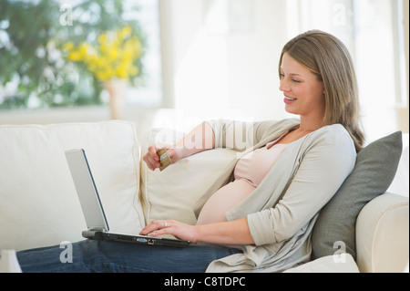 Stati Uniti d'America, New Jersey, Jersey City, giovane donna incinta facendo shopping online Foto Stock