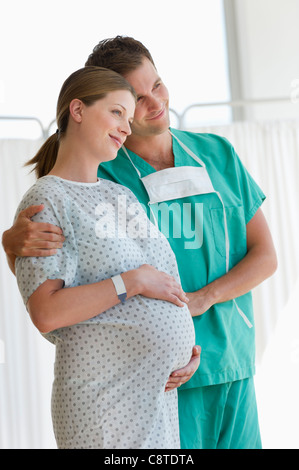 Stati Uniti d'America, New Jersey, Jersey City, donna incinta con il partner in ospedale Foto Stock