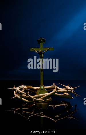 Studio shot di Cristo sulla croce e la corona di spine Foto Stock