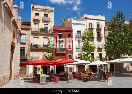 Una scena di strada nel centro storico di Tarragona, Catalogna, Spagna. Foto Stock