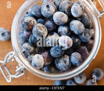 Close up di mirtilli surgelati in vaso Foto Stock