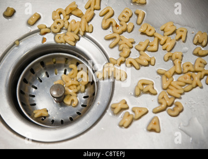 Close up lettera tagliatelle in lavello da cucina Foto Stock