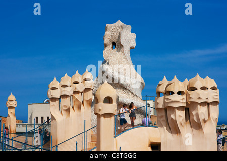 Camini sul tetto dell'edificio Casa Mila (la Pedrera). Barcellona, Catalogna, Spagna. Foto Stock