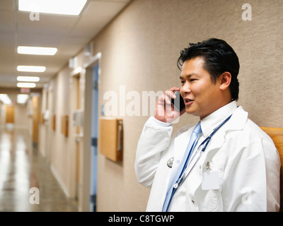 Stati Uniti d'America, Utah, Ogden, ritratto di medico parlando al telefono cellulare Foto Stock