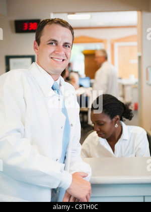 Stati Uniti d'America, Utah, Ogden, ritratto di medico con hospital receptionist lavorando in background Foto Stock