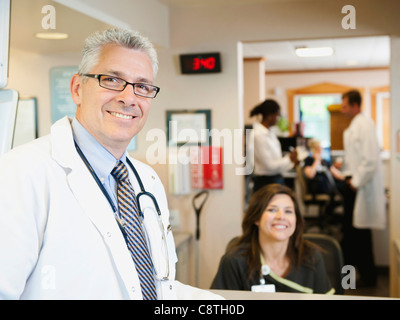 Stati Uniti d'America, Utah, Ogden, ritratto del medico di fiducia con la femmina infermiera in background Foto Stock