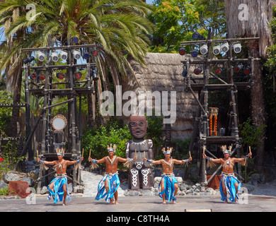 Show polinesiano a Port Aventura parco divertimenti. Salou, Catalogna, Spagna. Foto Stock