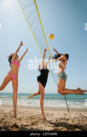 Stati Uniti, California, Malibu, tre attraenti le giovani donne a giocare a beach volley Foto Stock