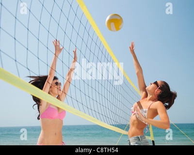Stati Uniti, California, Malibu, due attraenti le giovani donne a giocare a beach volley Foto Stock