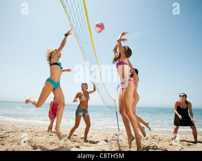 Stati Uniti, California, Malibu, gruppo di giovani donne a giocare a beach volley Foto Stock