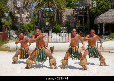 Ballerini polinesiani in costumi tradizionali profumano nel parco divertimenti Port Aventura. Salou, Catalogna, Spagna. Foto Stock