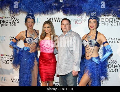 Las Vegas Showgirls, Carmen Electra, famoso Rodi (Direttore senior di eBay Motors) di presenze per la terza edizione eBay Motori RPM XI Evento, Nightclub pura al Caesars Palace a Las Vegas, nanovolt Novembre 1, 2011. Foto di: James Atoa/Everett Collection Foto Stock