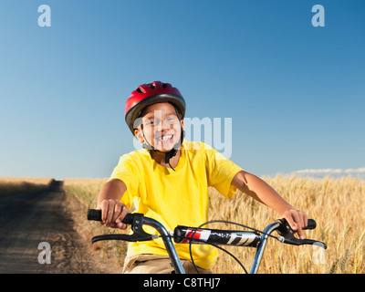 Stati Uniti d'America, Oregon, Wasco, ragazzo escursioni in bicicletta lungo la strada sterrata Foto Stock