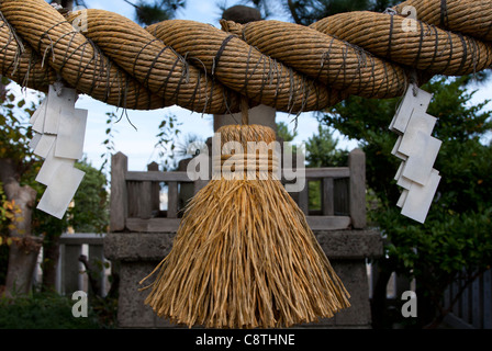 Shimenawa (corda sacra) e carta shide zigzag in un santuario shintoista a Kanazawa, Japangg Foto Stock