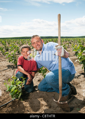 Stati Uniti d'America, Oregon, Boardman, padre e figlio di piantare alberi in tree farm Foto Stock