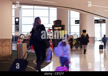 Aeroporto rush, movimento sfocato, le persone che eseguono tramite airport hall. Aeroporto internazionale di Auckland, Nuova Zelanda. Foto Stock