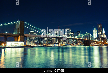 Ponte di Brroklyn e NYC skyline notturno Foto Stock