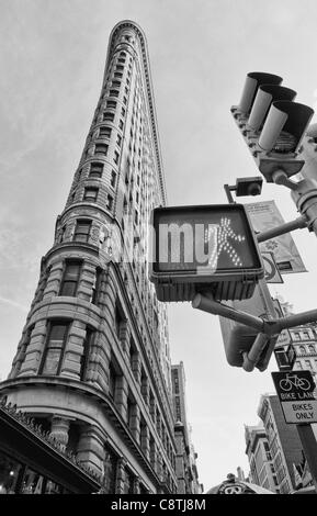 Il Flatiron Building di New York City, fotografata da sotto Foto Stock