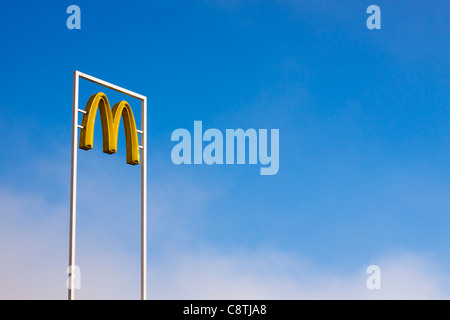 McDonalds oltre il segno luminoso cielo blu. Foto Stock