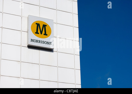 Morrisons firmare e luminoso cielo blu. Foto Stock