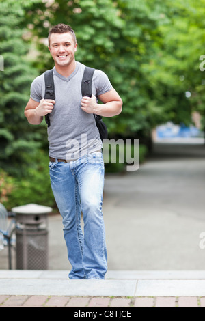 Stati Uniti d'America, Washington, Seattle, ritratto maschile di studente di college sorridente Foto Stock