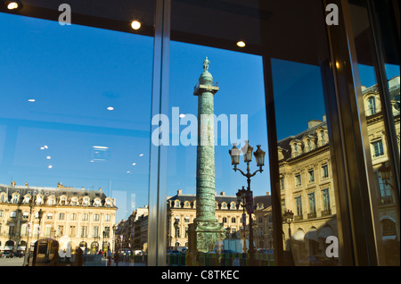 Parigi, la riflessione della colonna su un shopwindow in Place Vendome Foto Stock