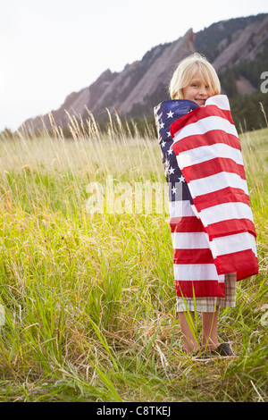 Stati Uniti d'America, Colorado, Boulder, Ritratto di ragazzo avvolto nella Bandiera americana Foto Stock