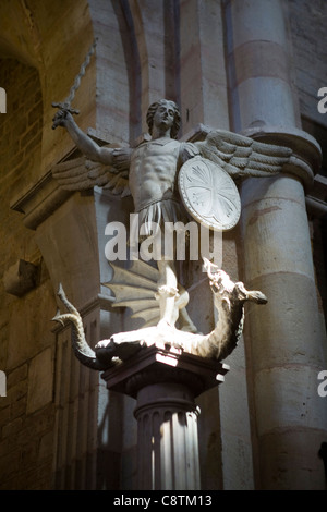 Statua di San Giorgio che uccide dragon nella Basilica di Notre Dame, Beaune, Borgogna, Francia Foto Stock